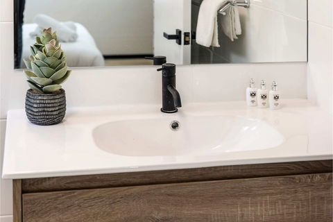 Contemporary 1BR Apartment - Near The City - Queensland Tourism 0