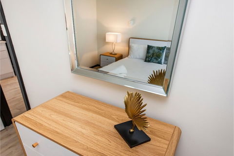 Contemporary 1BR Apartment - Near The City - Queensland Tourism 4