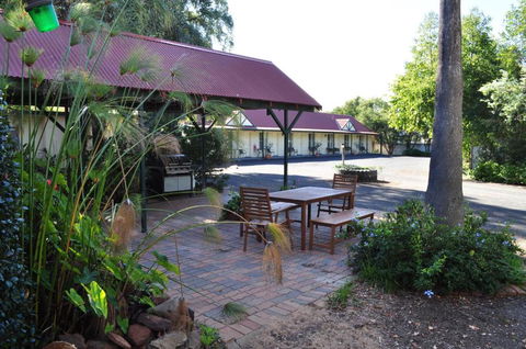 Bungalow Motel - Queensland Tourism 3