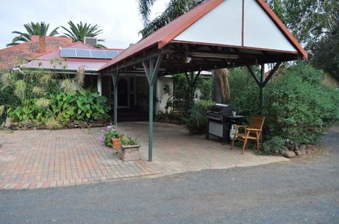 Bungalow Motel - Queensland Tourism 6