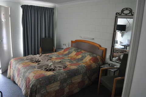 Bungalow Motel - Queensland Tourism 4