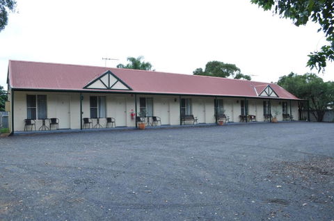 Bungalow Motel - Queensland Tourism 5