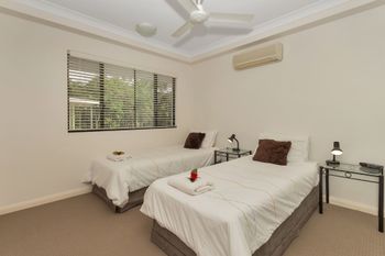 Oceansprey Beachfront Apartments - QLD Tourism 3