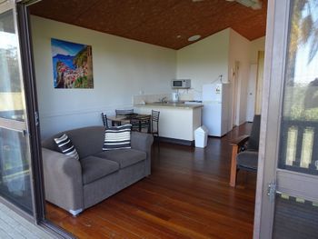#22 Korora Palms 1 Bedroom Bure - QLD Tourism 3