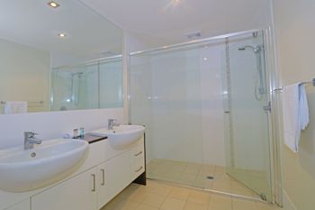 Drift North #2 Swim Up Apartment - QLD Tourism 4