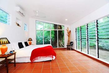 The Oak Beach Beachhouse - Queensland Tourism 5