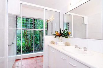 The Oak Beach Beachhouse - Queensland Tourism 1