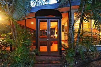 The Oak Beach Beachhouse - Queensland Tourism 3