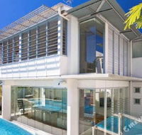R  W Noosa Holidays 19 the Esplanade - Queensland Tourism