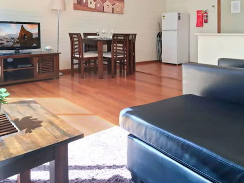 Sun, Beach, Shops, Wifi, Netflix - Queensland Tourism 6