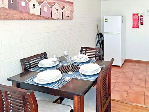Sun, Beach, Shops, Wifi, Netflix - Queensland Tourism 4