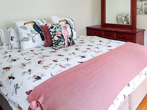 Sun, Beach, Shops, Wifi, Netflix - Queensland Tourism 1