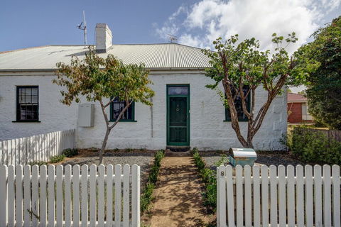 Prues Cottage - Queensland Tourism 0