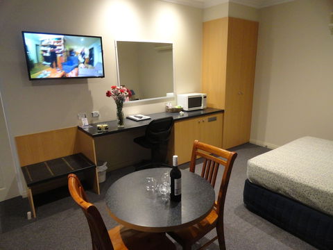 Victoria Lodge Motor Inn And Apartments - Queensland Tourism 1