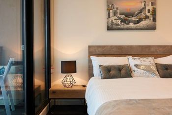 Stunning Harbour & City View Loft - Queensland Tourism 4