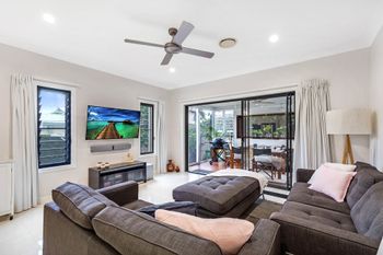 Paradise At The Point - Queensland Tourism 0