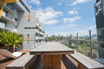Spacious Apartment Close To Melbourne CBD - QLD Tourism 4