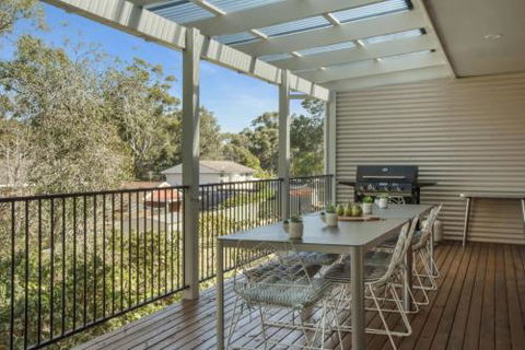 BEACH WITHIN REACH - QLD Tourism 0