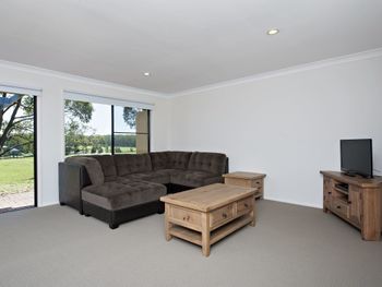 Villa 127 Horizons Golf Resort - QLD Tourism 6