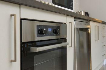 Spacious & Bright 1 Bedroom Apartment - QLD Tourism 3