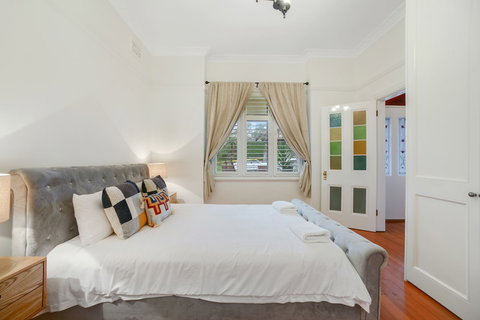 HomeHotel LuxuryHome 500m Crows Nest Shops - Queensland Tourism 1