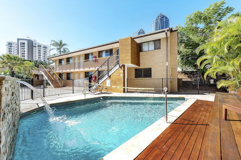 Maxmee Resort Hostel - Queensland Tourism 0