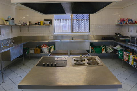 Maxmee Resort Hostel - Queensland Tourism 5