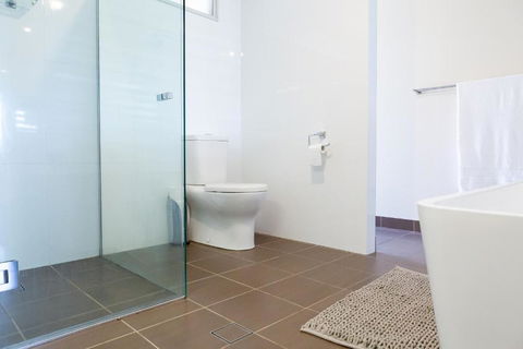 Beach & Bay Holiday House - QLD Tourism 2