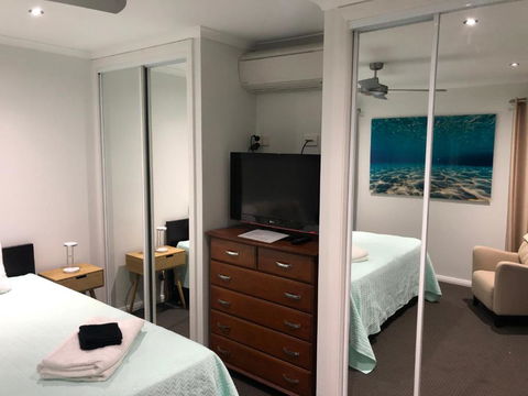 Beach & Bay Holiday House - QLD Tourism 6