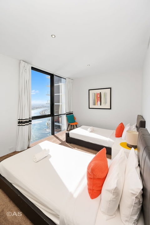 Apartment Stay - Circle On Cavill - QLD Tourism 1