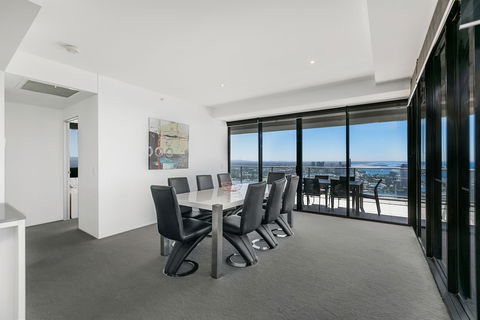 Apartment Stay - Circle On Cavill - QLD Tourism 4
