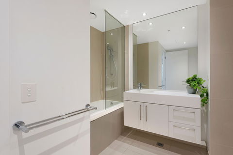 Sanctuary Apartments - Prima Pearl - QLD Tourism 6