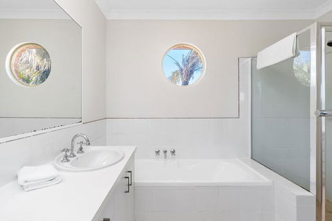 Bayside Court Apartments - Queensland Tourism 7