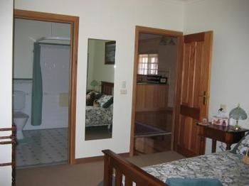 Buttercup Cottage & Private Apartment - Queensland Tourism 4