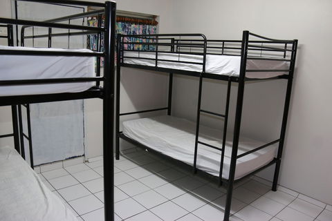 Waterfront Backpackers - Hostel - QLD Tourism 1