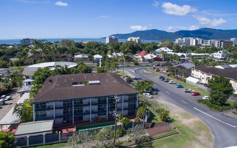 Cairns Holiday Lodge - QLD Tourism 0