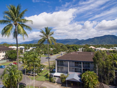 Cairns Holiday Lodge - QLD Tourism 1