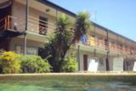 Lazy Duck Hostel - QLD Tourism 0