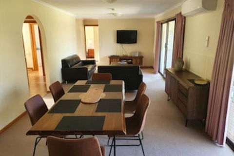 Annies Holiday Units - Queensland Tourism 0