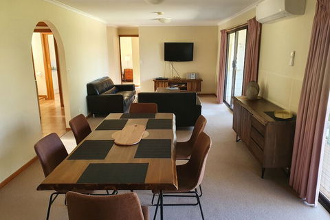 Annies Holiday Units - Queensland Tourism 1