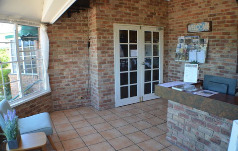 Deer Park Motor Inn - Queensland Tourism 3