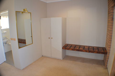 Deer Park Motor Inn - Queensland Tourism 6