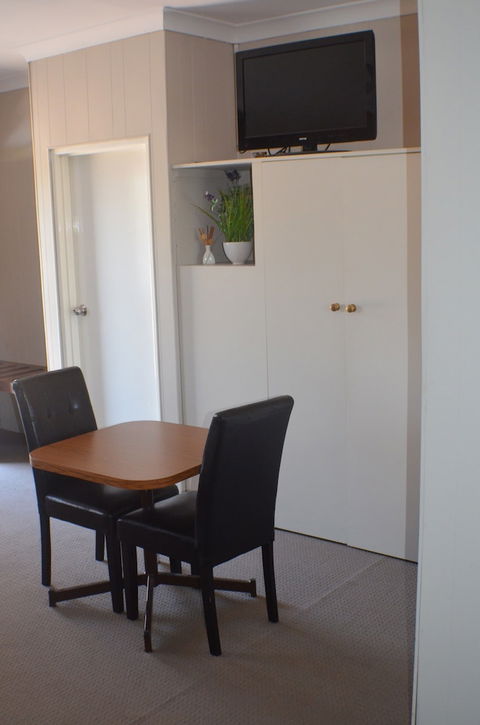 Deer Park Motor Inn - Queensland Tourism 4