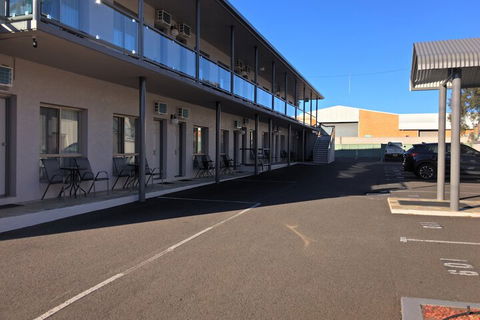 New England Motor Inn - QLD Tourism 4