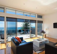 Penguin Waterfront Escape - Queensland Tourism