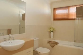 The Lakes Apartments - QLD Tourism 3