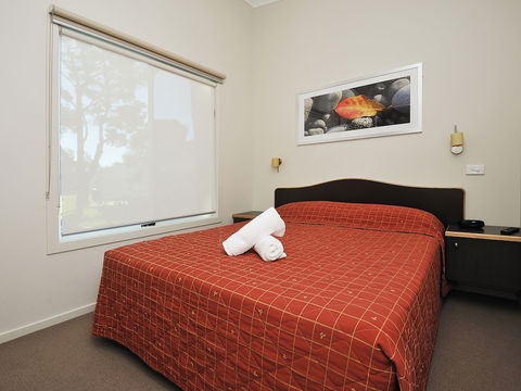 NRMA Eastern Beach Holiday Park - Queensland Tourism 3