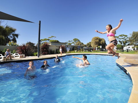 NRMA Eastern Beach Holiday Park - Queensland Tourism 1