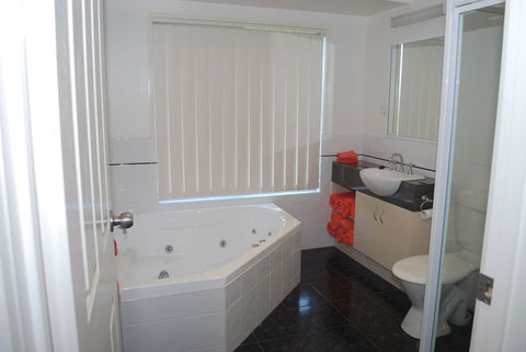 Lookout Holiday Units - Queensland Tourism 4