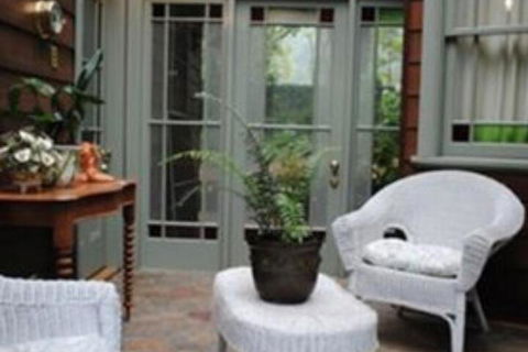 Bygone Beautys Cottages - QLD Tourism 3